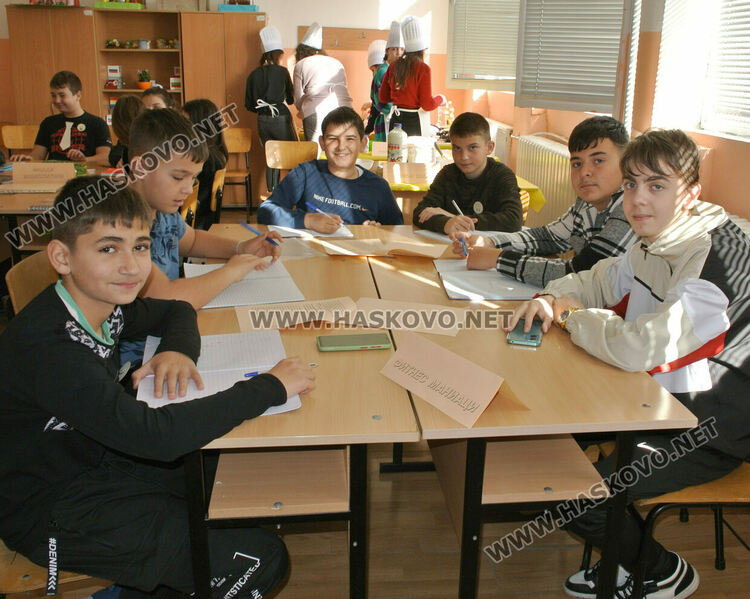 Ученици от „Смирненски“ правиха палачинки с помощта на математиката