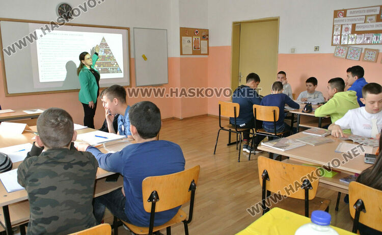 Ученици от „Смирненски“ правиха палачинки с помощта на математиката