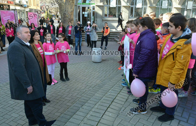 Децата на Хасково споделиха посланията си срещу тормоза: Не е страшно да си различен, страшно е да не можеш да обичаш