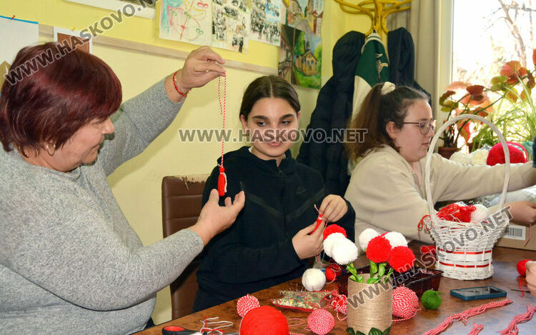 Деца изработват мартенички в Младежкия център в Хасково