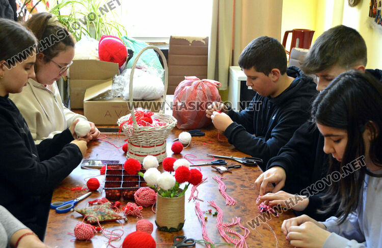 Деца изработват мартенички в Младежкия център в Хасково