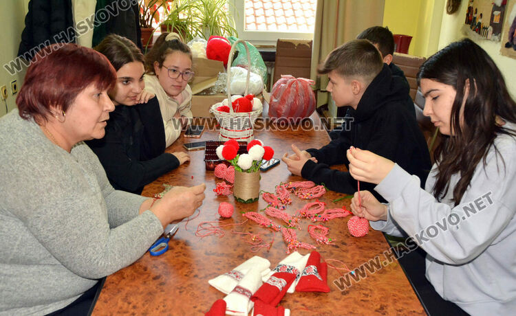 Деца изработват мартенички в Младежкия център в Хасково