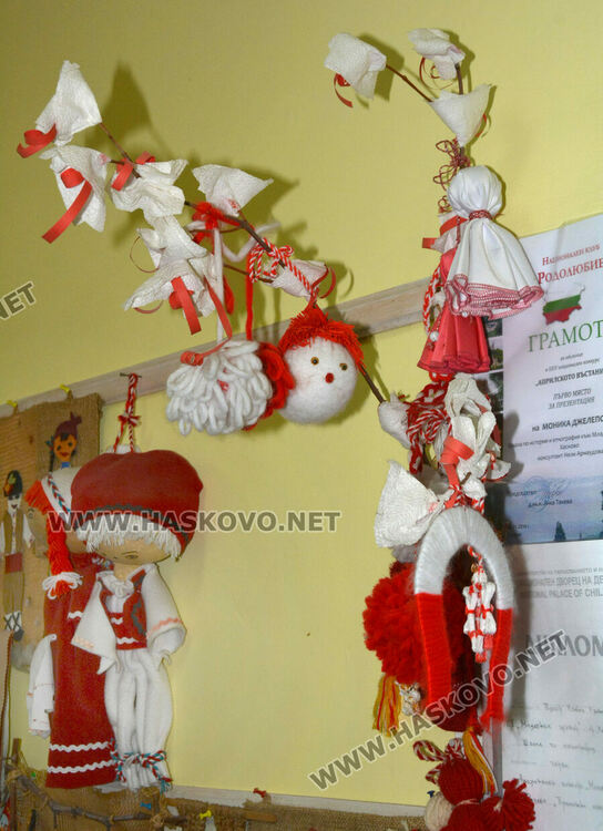 Деца изработват мартенички в Младежкия център в Хасково