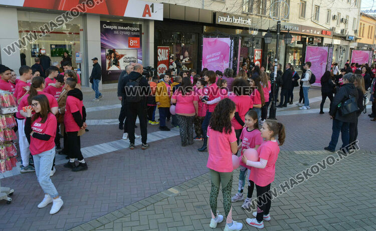 Децата на Хасково споделиха посланията си срещу тормоза: Не е страшно да си различен, страшно е да не можеш да обичаш