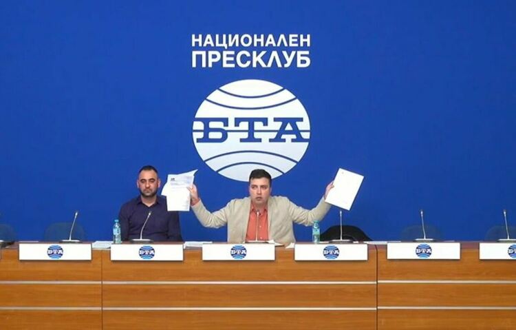 Отстраненият директор на "Ел Би Булгарикум" с разкрития за вмешателство на ДКК и натиск да купува мляко от Унгария