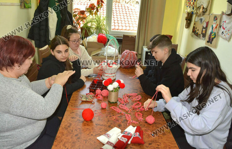 Деца изработват мартенички в Младежкия център в Хасково