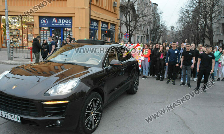 Фашингът на Езиковата гимназия огласи улиците в Хасково