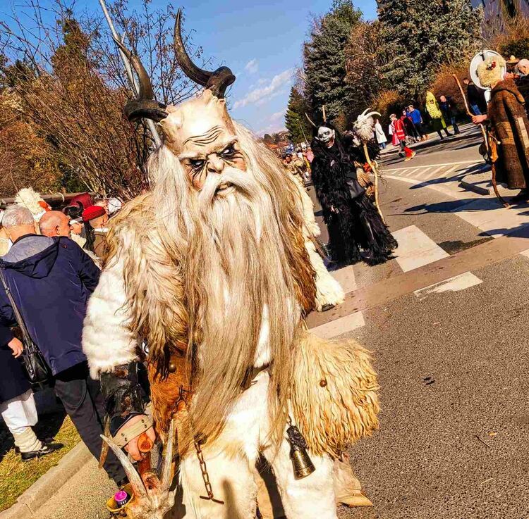 Сурвакарите от Ярджиловци със специална награда от фестивал в Словения