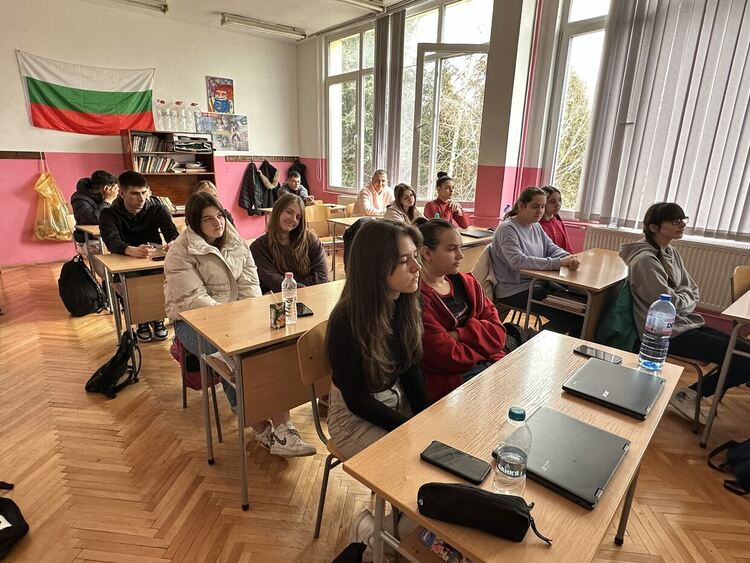 Съдия Стратимир Димитров с открит урок по право в Езиковата гимназия