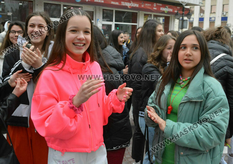 Фашингът на Езиковата гимназия огласи улиците в Хасково
