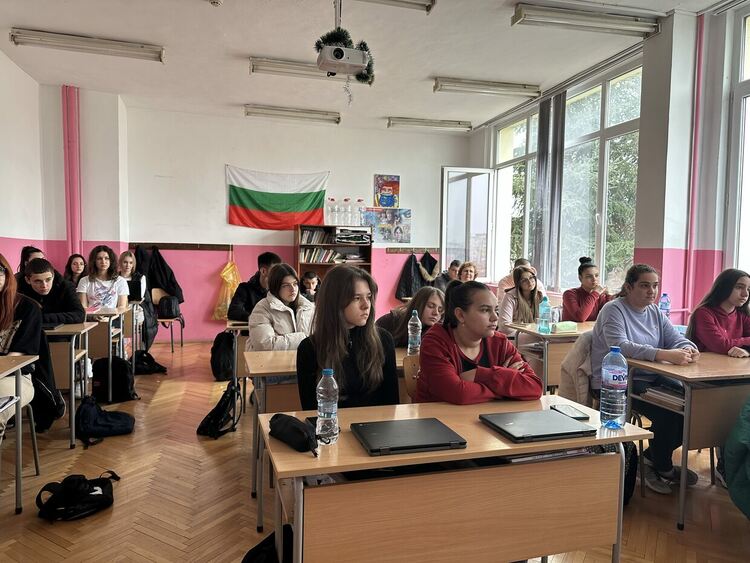 Съдия Стратимир Димитров с открит урок по право в Езиковата гимназия