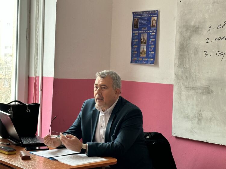 Съдия Стратимир Димитров с открит урок по право в Езиковата гимназия