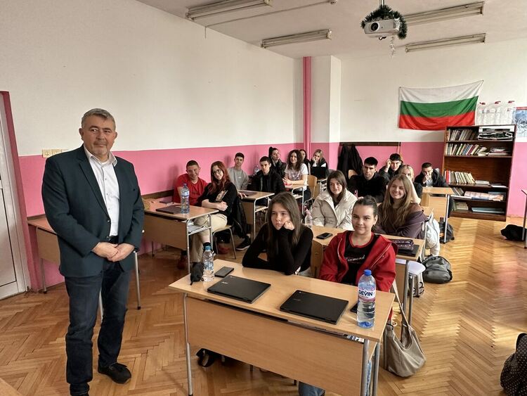 Съдия Стратимир Димитров с открит урок по право в Езиковата гимназия