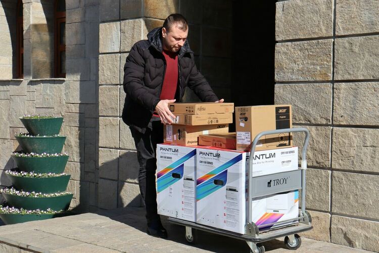 Модерно дигитално оборудване за над 1200 деца от община Хасково