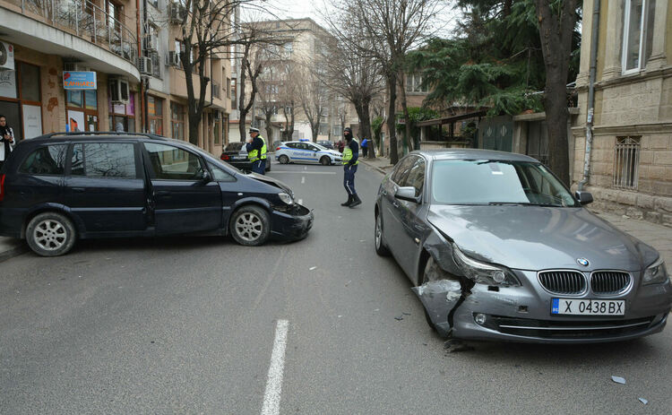Мъж пострада при катастрофа на ул. „Цар Освободител“