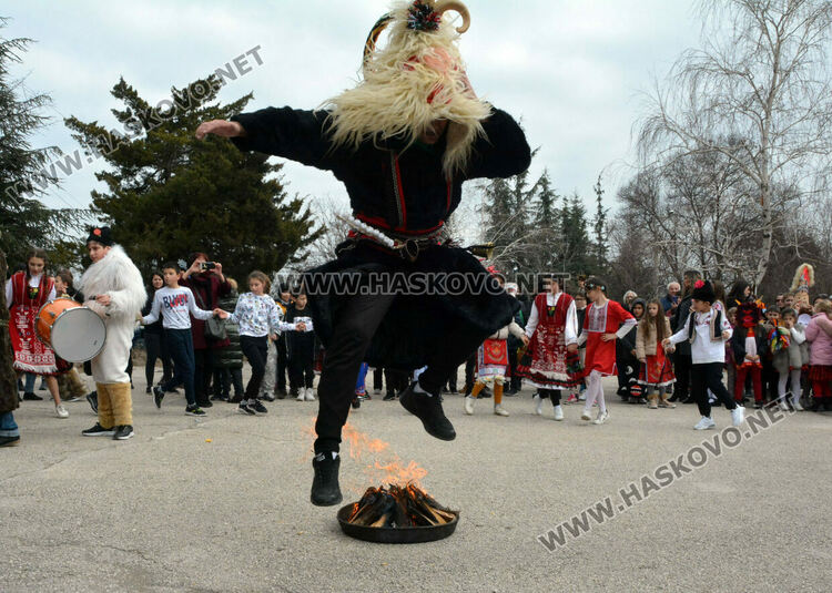Кукерски чанове огласиха "Кенана" за прогонване на злите сили и в очакване на пролетта