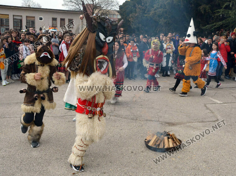 Кукерски чанове огласиха "Кенана" за прогонване на злите сили и в очакване на пролетта