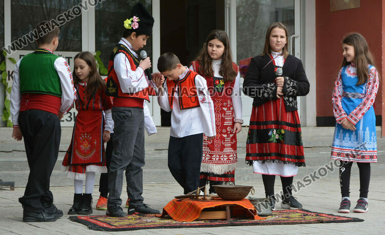 Кукерски чанове огласиха "Кенана" за прогонване на злите сили и в очакване на пролетта