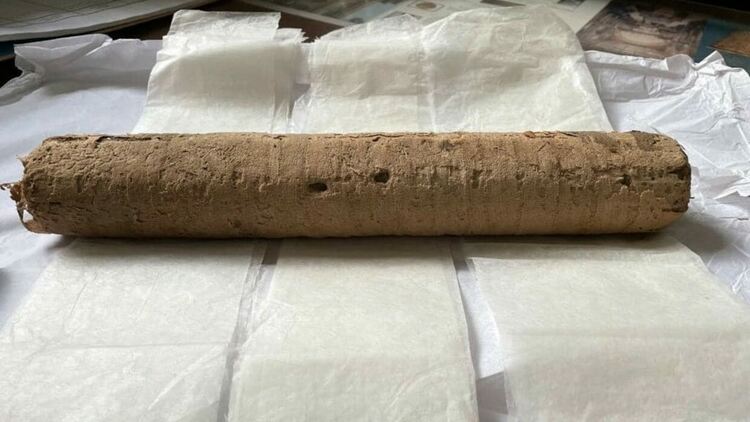 2. Папирусът е открит навит