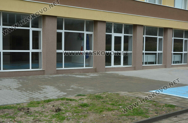 14-годишното момиче паднало от 2-рия етаж на общежитието, докато говорило по телефона