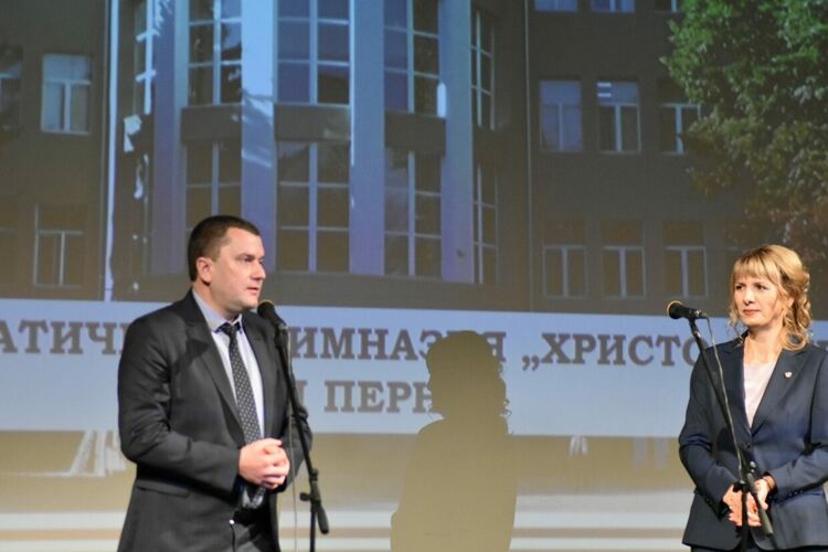 Природоматематическата гимназия „Христо Смирненски“ тържествено отбеляза своя 100-годишен юбилей