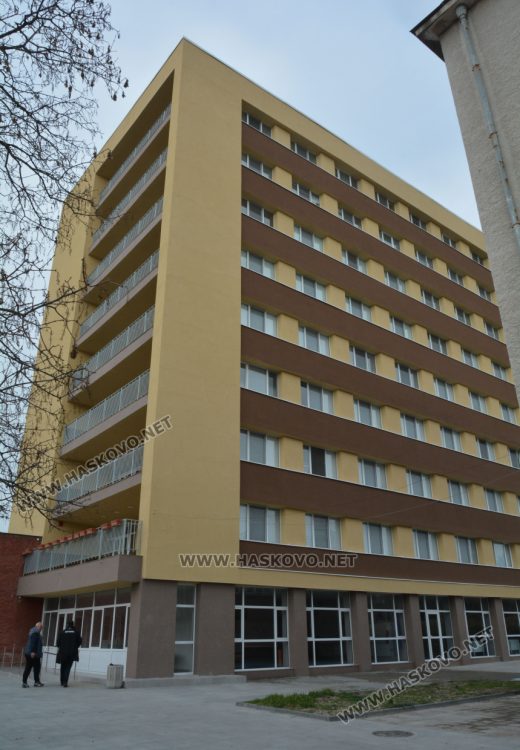 14-годишното момиче паднало от 2-рия етаж на общежитието, докато говорило по телефона