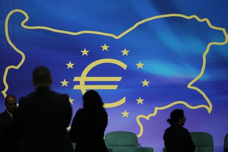 Домбровскис: ЕК ще продължи да работи с България за въвеждане на еврото