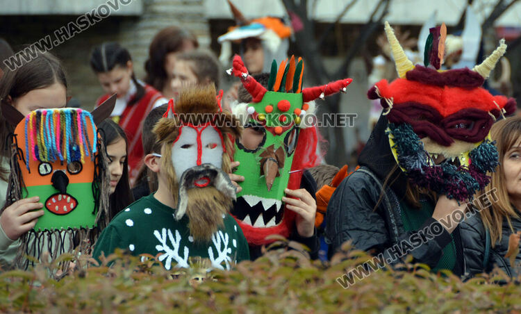 Кукерски чанове огласиха "Кенана" за прогонване на злите сили и в очакване на пролетта