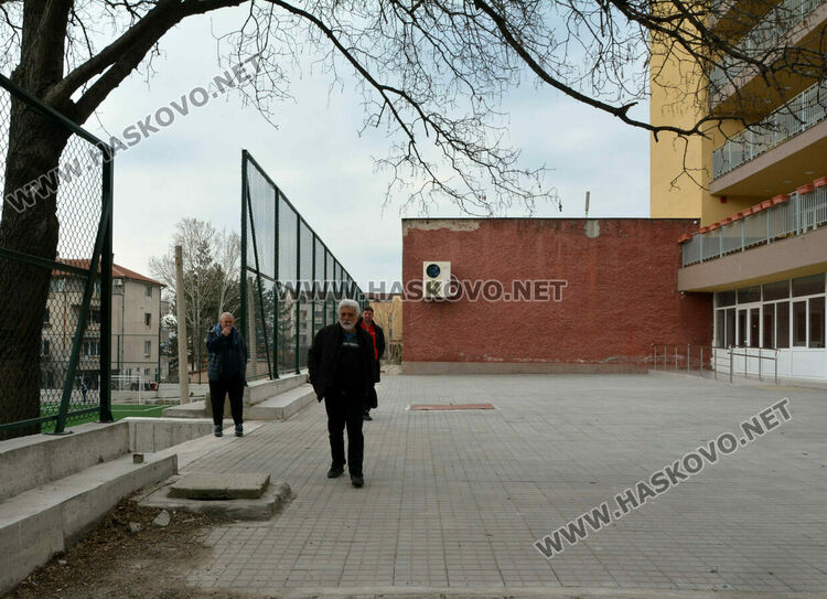 14-годишното момиче паднало от 2-рия етаж на общежитието, докато говорило по телефона