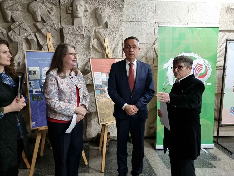 Наградиха победителите в конкурса за превод от английски език в рамките на Месеца на Америка