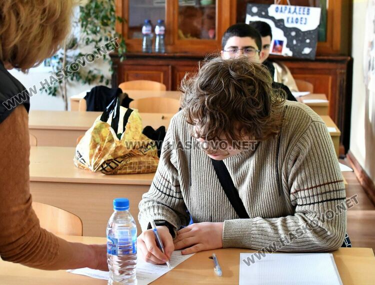 180 ученици показват знанията си в областните кръгове на олимпиадите по български език и „Знам и мога“