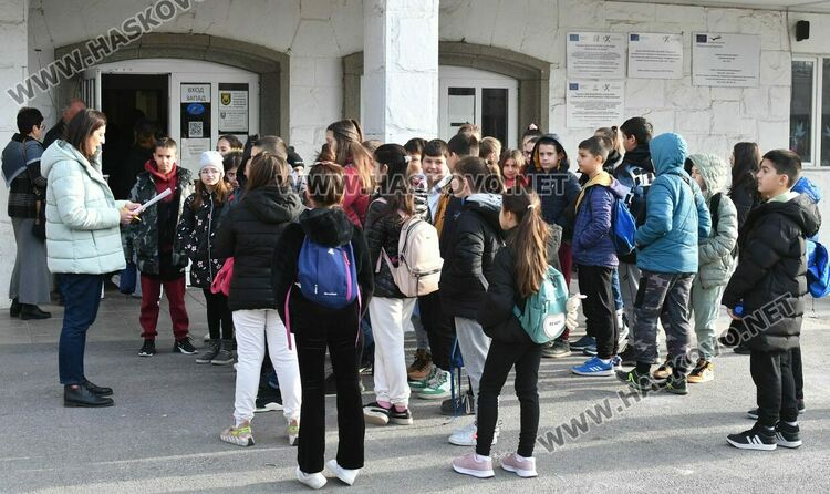 180 ученици показват знанията си в областните кръгове на олимпиадите по български език и „Знам и мога“