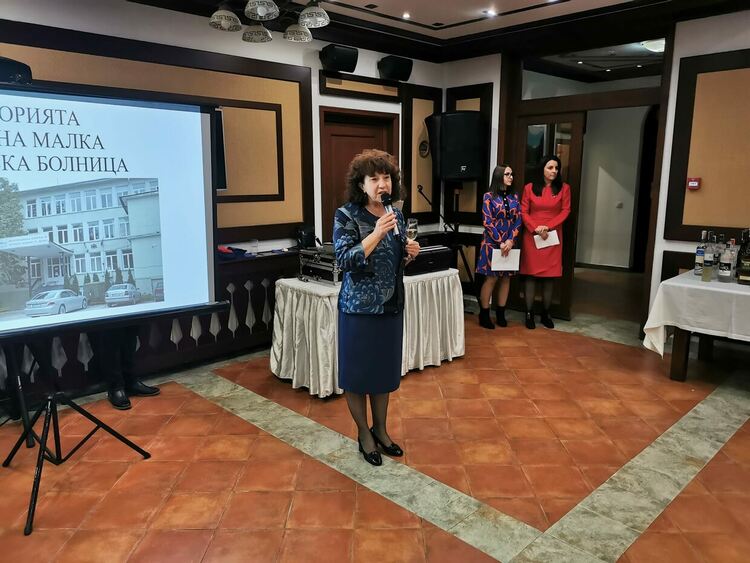 Вицепрезидентът Илияна Йотова подари осветена икона на Свети Мина на МБАЛ – Девин