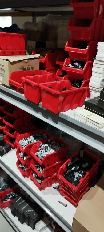 Задържаха собственика на шивашки цех в Асеновград, шиел фалшиви маркови дрехи