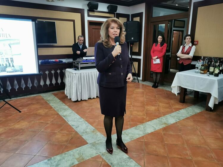 Вицепрезидентът Илияна Йотова подари осветена икона на Свети Мина на МБАЛ – Девин