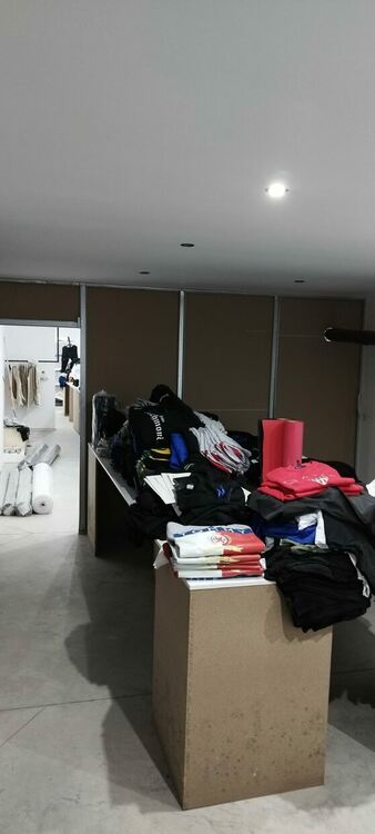 Задържаха собственика на шивашки цех в Асеновград, шиел фалшиви маркови дрехи