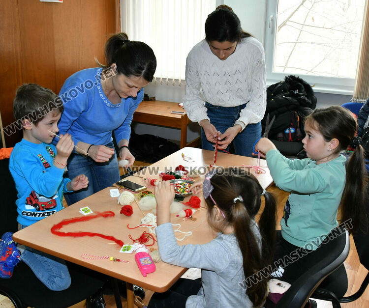 Традиционни мартеници за сръчковци в Регионалния музей на Хасково