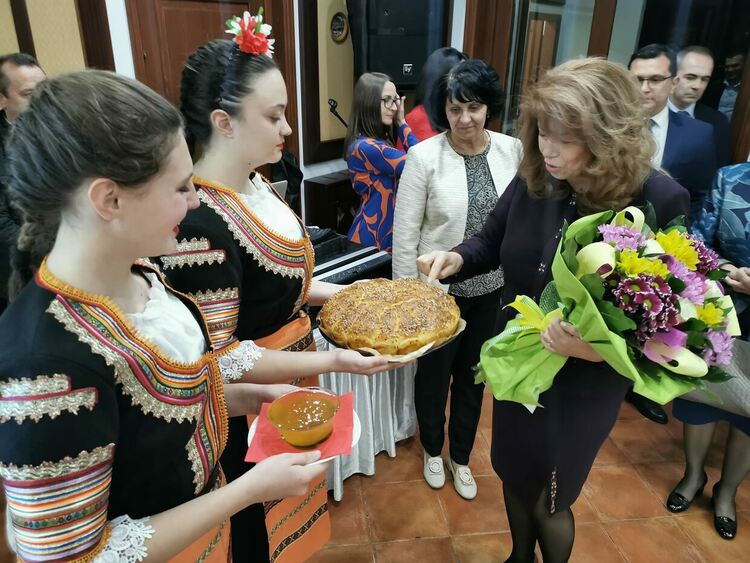 Вицепрезидентът Илияна Йотова подари осветена икона на Свети Мина на МБАЛ – Девин