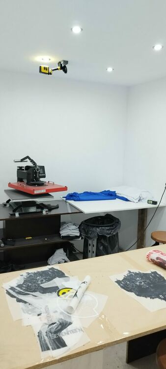 Задържаха собственика на шивашки цех в Асеновград, шиел фалшиви маркови дрехи