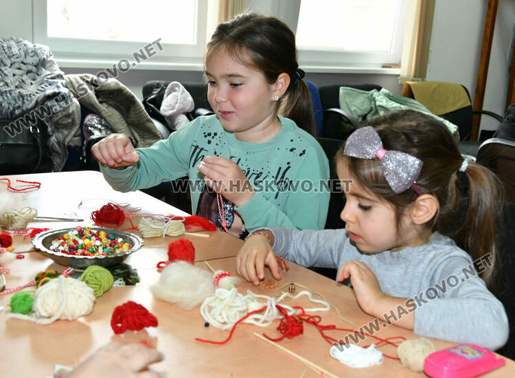 Традиционни мартеници за сръчковци в Регионалния музей на Хасково