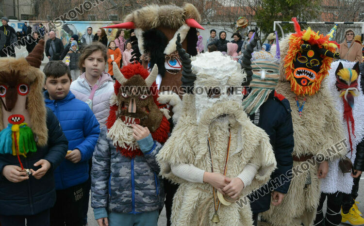 В училище „Св. Климент Охридски“ прогониха злите сили на Заговезни