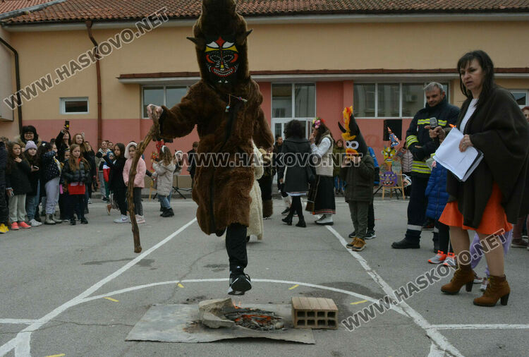 В училище „Св. Климент Охридски“ прогониха злите сили на Заговезни