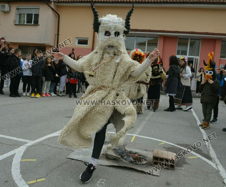 В училище „Св. Климент Охридски“ прогониха злите сили на Заговезни