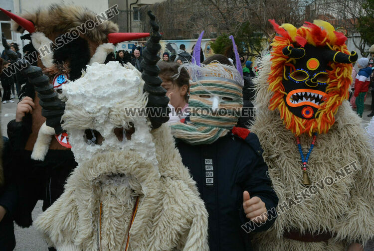 В училище „Св. Климент Охридски“ прогониха злите сили на Заговезни