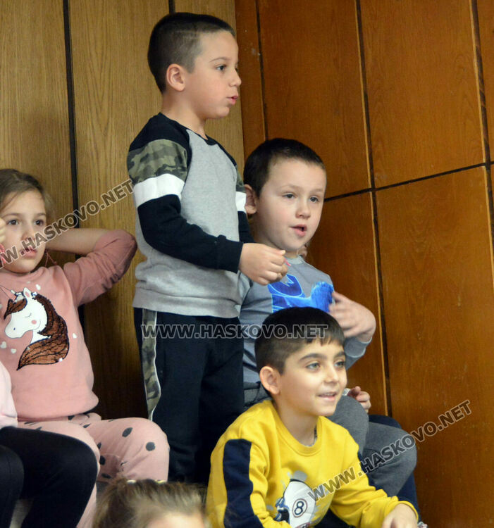 В търсене на Баба Марта, децата от градините учат, пеят и танцуват в библиотеката