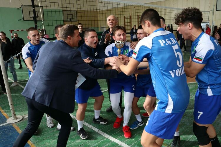 Волейболистите на ПГДС са шампиони в общинските ученически игри в Хасково