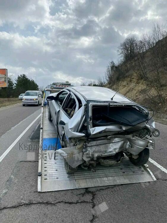 Четири катастрофи през уикенда в областта,блъснаха аварирал автомобил при Железник/снимки/