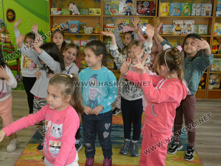 В търсене на Баба Марта, децата от градините учат, пеят и танцуват в библиотеката