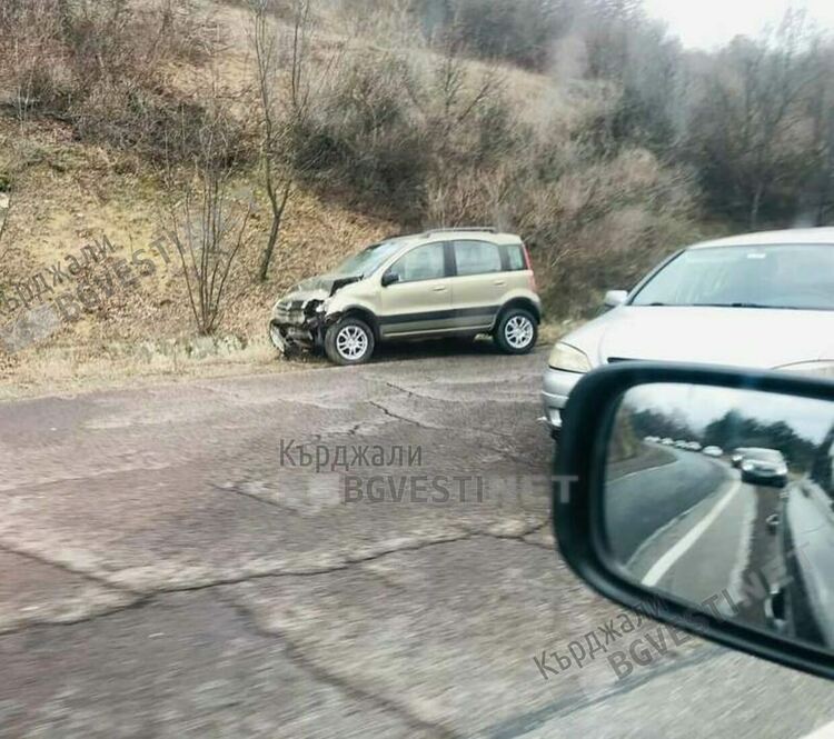 Четири катастрофи през уикенда в областта,блъснаха аварирал автомобил при Железник/снимки/