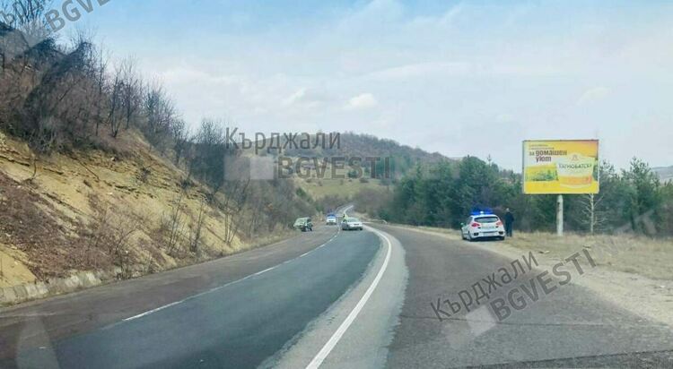 Четири катастрофи през уикенда в областта,блъснаха аварирал автомобил при Железник/снимки/